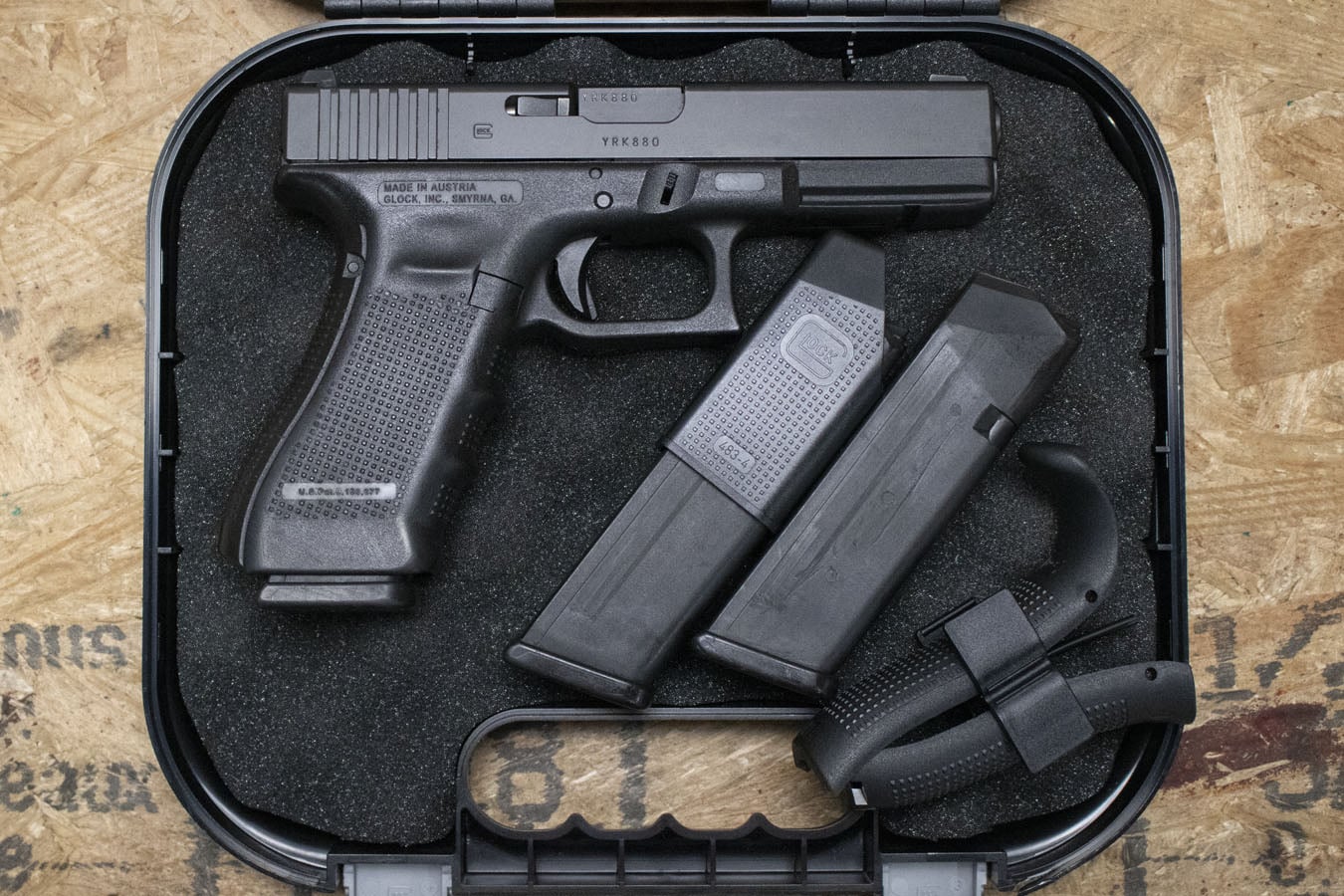 135571-default-l Glock Glock 17 Gen4 9mm Police Trade-In Pistol with Three Magazines, Case, and Backstraps